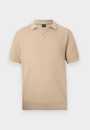 Beige kortærmet strikket polo med tekstureret mønster, V-udskæring og ribkanter ved ærmer og kant.