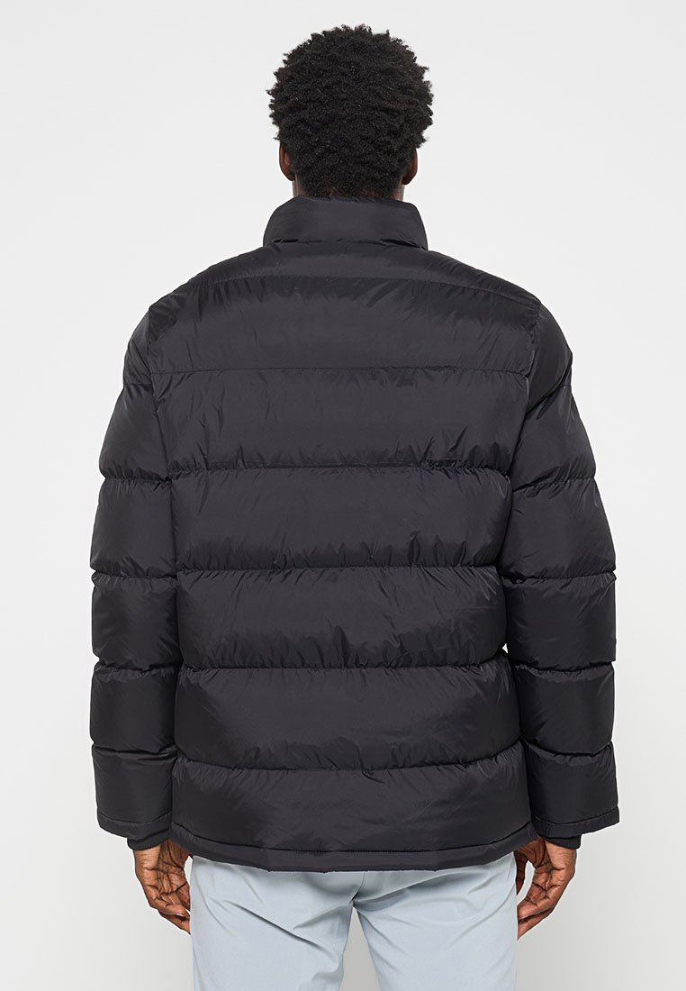 Schwarze Pufferjacke mit horizontalem Steppmuster, hohem Kragen und dicker Fütterung. Glattes, glänzendes Material, ohne sichtbares Branding.