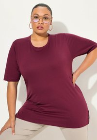 Ulla Popken PLUS SIZE BASIC SHORT SLEEVE TEE  - T-Shirt basic - dark berry