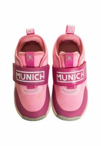 Scarpe sportive rosa con tomaia in tessuto morbido, cinturino in velcro contrassegnato "MUNICH" e accenti in rosa scuro a contrasto. Suola testurizzata per una migliore presa.
