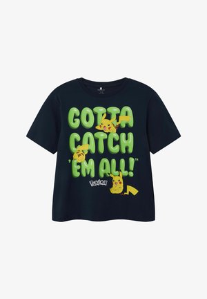 Navy Baumwoll-T-Shirt mit einem großen grünen Grafiktext "GOTTA CATCH 'EM ALL!" und drei Pikachu-Illustrationen in Gelb und Schwarz.
