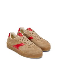 Sneaker beige in camoscio con accenti rossi e logo. Punta rotonda, design con lacci, suola in gomma con presa testurizzata. Interno foderato morbido.