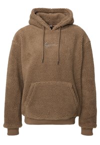 Brun fluffig fleecejacka med framficka i kängurustil, dragsko på huvan, ribbade mudd och diskret broderad logotyp på bröstet.