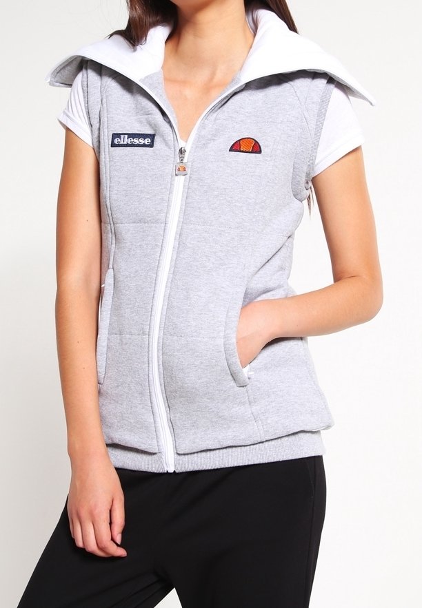 Gilet matelassé gris avec col blanc, fermeture éclair et poches avant. Présente un logo Elleese brodé sur la poitrine gauche.