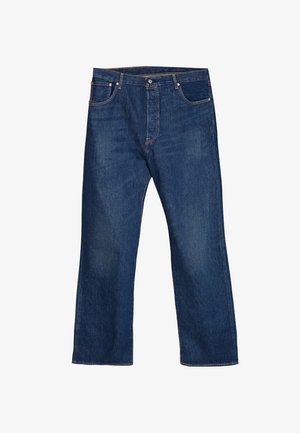 Jeans in denim blu scuro a gamba dritta con design classico a cinque tasche e cuciture in vista, stesi su uno sfondo bianco.