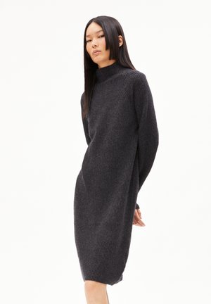 Abito in maglia grigio scuro con collo alto, maniche lunghe e texture a costine. Design di lunghezza media con una vestibilità morbida e una caduta delicata.