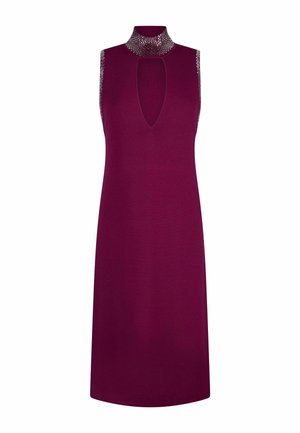 Robe en maille magenta à col montant et devant ouvert. Comprend un col texturé avec des accents et une silhouette droite longueur genou.