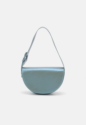 Sac à main en cuir bleu clair en forme de demi-lune avec une seule bandoulière et un détail de boucle sur fond blanc.