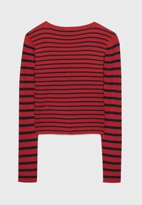 Rood en marineblauw gestreepte lange mouw crop top, geribbelde textuur, ronde hals, aansluitend ontwerp, even horizontale strepen, minimalistisch zonder versieringen.