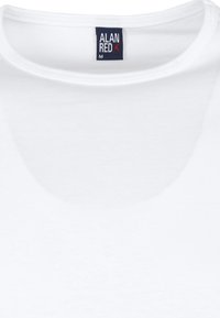 Witte katoenen t-shirt met een ronde hals, voorzien van een klein merkembleem op de kraag. Soepele textuur, eenvoudige ontwerp, maat medium.