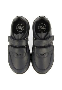 Chaussures en cuir bleu marine avec deux bandes velcro. Forme de bout arrondi avec des détails texturés. La marque intérieure indique "Gios Eppo" et "Piel."