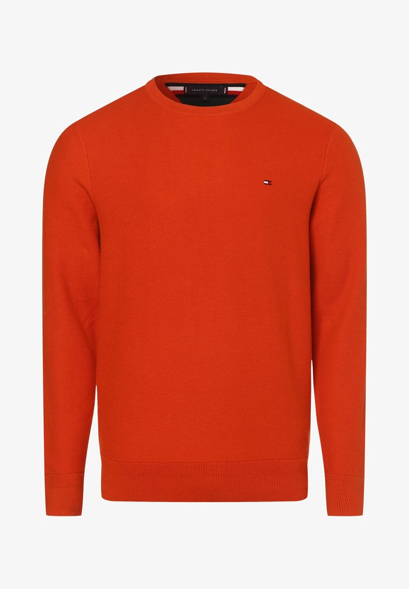 Pull orange vif à manches longues avec col rond, texture en maille fine et petit logo Tommy Hilfiger sur la poitrine.