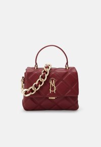 Sac en cuir bordeaux avec un motif en losanges, chaîne dorée, et emblème sur le devant. Il dispose d'une poignée supérieure et d'une fermeture magnétique.