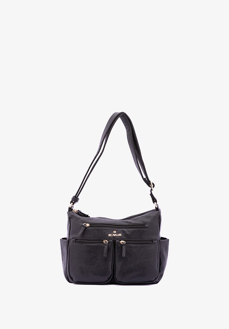 Zwart leren handtas met twee voorste ritszakken, een enkele verstelbare schouderriem en een textuur oppervlakte. Accenten in goudkleurige hardware.