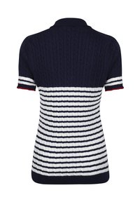 Polo shirt a maglia di colore blu navy con righe orizzontali bianche, caratterizzato da un motivo a trecce testurizzato e bordi rossi sulle maniche corte.