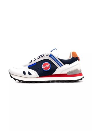 Sneaker Colmar bianca, blu navy e rossa con suola nera, accenti blu e arancioni e logo circolare brandizzato sul lato, fotografata di profilo.