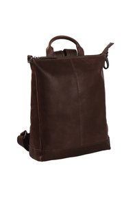 Sac à dos en cuir marron au format rectangulaire structuré, avec deux poignées supérieures, une bandoulière réglable et une fermeture zippée. Texture lisse.