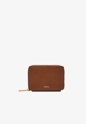 Portefeuille en cuir marron avec finition texturée, présentant une fermeture éclair dorée et un logo en relief sur le devant. Design rectangulaire compact.