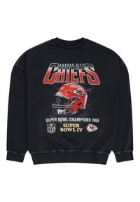 Černá mikina s grafickým motivem helmy Kansas City Chiefs v červené barvě, nápis "Chiefs" a loga "Super Bowl Champions 1969 Super Bowl IV".