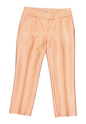 Pantalon femme sur mesure de couleur pêche claire avec poches avant, passants de ceinture et pli au centre de chaque jambe.