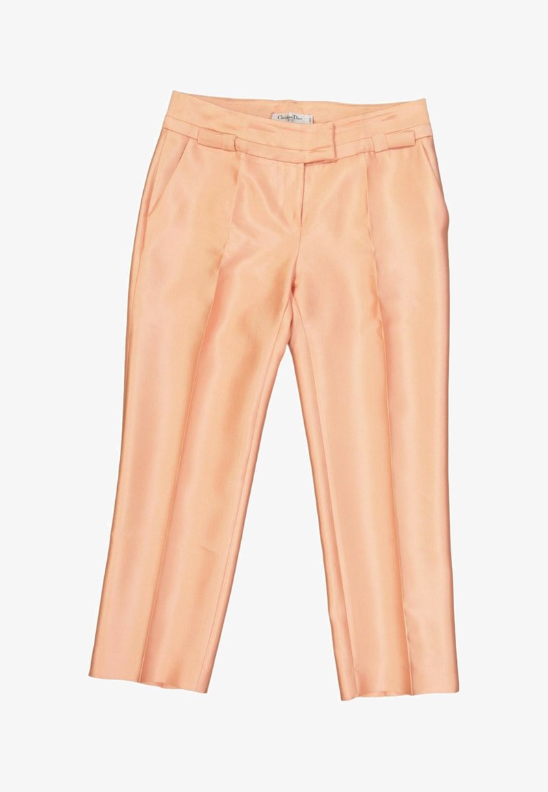 Pantalon femme sur mesure de couleur pêche claire avec poches avant, passants de ceinture et pli au centre de chaque jambe.