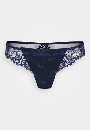 Marineblå thong med blonderdetaljer på sidene, blomsterbroderi og en glatt stofffront. Designet med en lav livlinje.