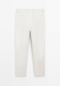Pantaloni in cotone misto di un grigio chiaro, con gamba dritta, caratterizzati da una parte anteriore piatta, passanti per cintura e due tasche posteriori senza hardware visibile.