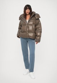 Holzweiler STEILIA JACKET - Casaco de penas - brown