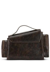 Barna bőrtáska strukturált kialakítással, felső fogantyúval és cipzáras zsebekkel az oldalán; jellemzője a texturált felület és a fedélzár.