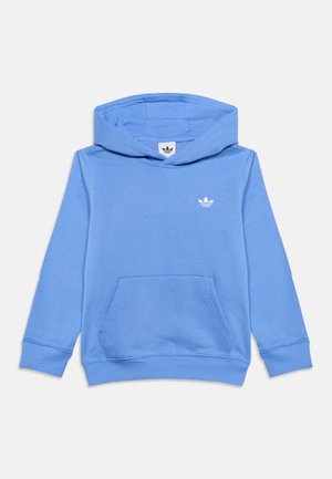 Hanorac Adidas albastru deschis cu buzunar frontal, mâneci lungi, manșete croșetate și logo mic alb Adidas pe piept.