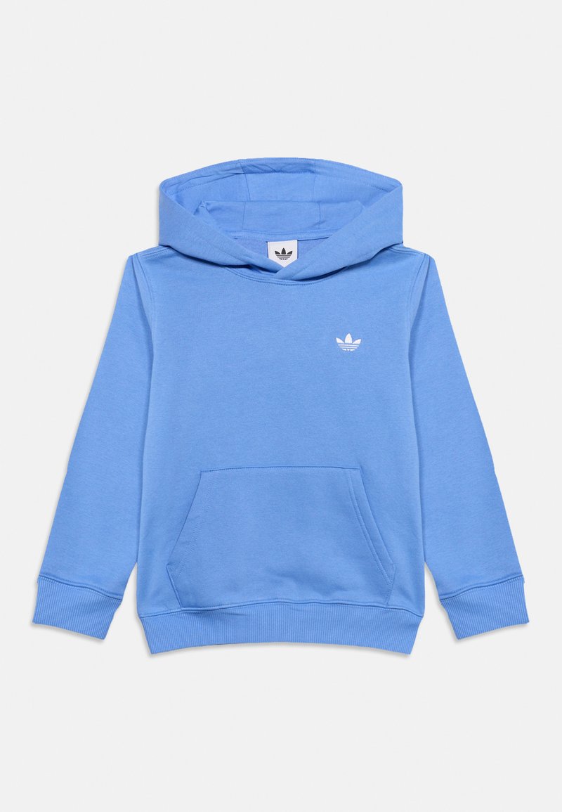 Sweat à capuche Adidas bleu clair avec poche avant, manches longues, poignets côtelés et petit logo Adidas blanc sur la poitrine.