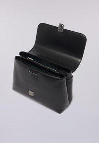 Svart läderväska med en slät yta, rektangulär form, dubbla fack, ett silverkläde och varumärkets logotyp präglad på framsidan.