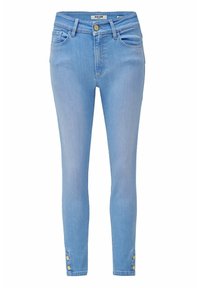 Jeans ajustados de color azul claro hechos de denim, con cierre frontal de botón, cinco bolsillos y botones decorativos en los dobladillos de los tobillos.