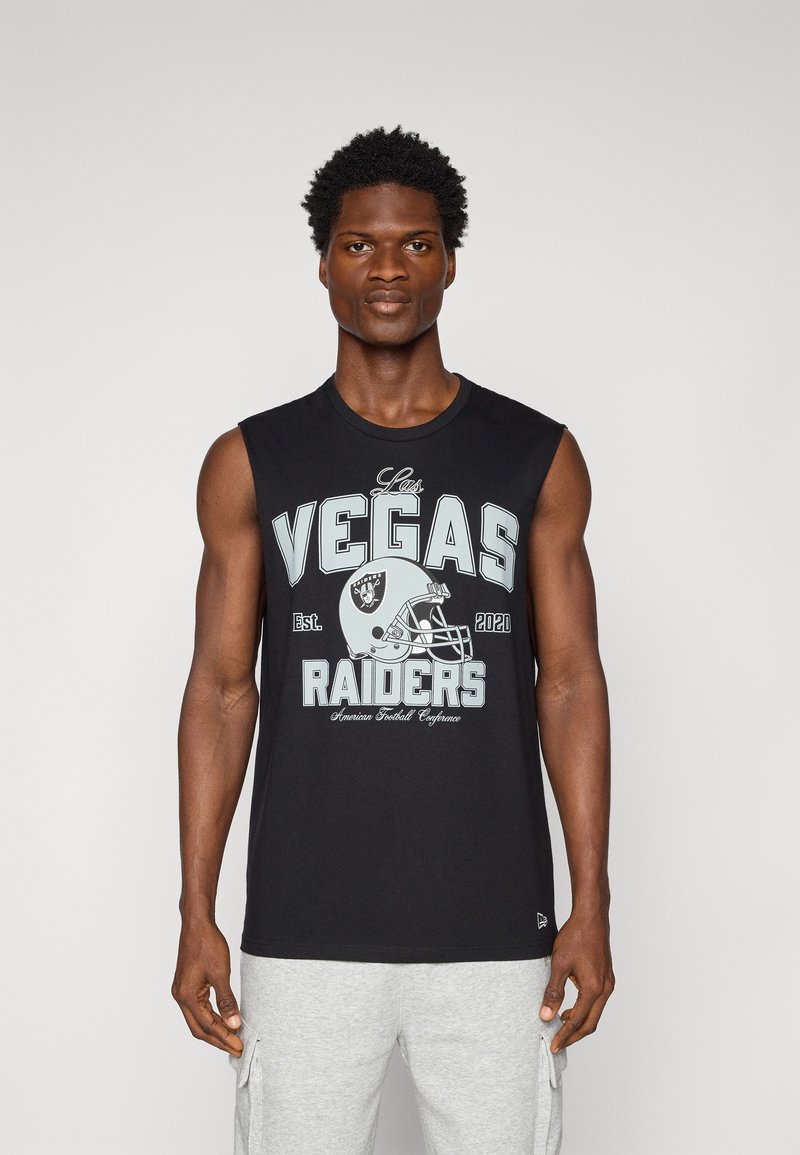 Čierne bezrukávové bavlnené tričko s grafikou "Las Vegas Raiders" a futbalovou prilbou v bielej a svetlomodrej farbe. Mäkka textúra.