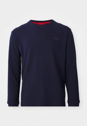 Pullover de malha texturizada de manga longa azul-marinho com decote redondo e pequeno logótipo "HUGO" no lado esquerdo do peito.