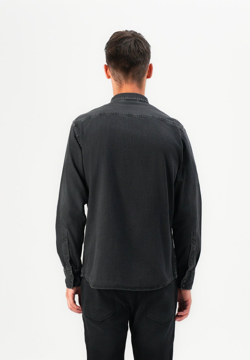 Męska koszula z długim rękawem w ciemnoszarym denimu, z kołnierzykiem zapinanym na guziki, szwem na plecach oraz regulowanymi mankietami z detalami na guziki.
