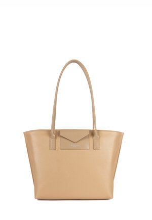 Sac fourre-tout en cuir beige avec deux longues poignées, de forme rectangulaire, texture lisse et accent de rabat avant avec un logo.