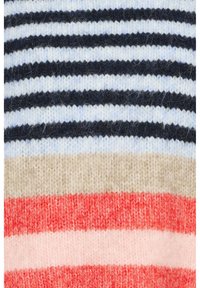 Pull en tricot multicolore avec des rayures horizontales en marine, bleu clair, beige et corail. Texture douce avec un aspect duveteux visible.