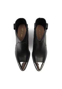 Botas de tobillo de cuero negro con punta afilada y tapa metálica. Textura suave con diseño ondulado en el tobillo y lengüetas para tirar.