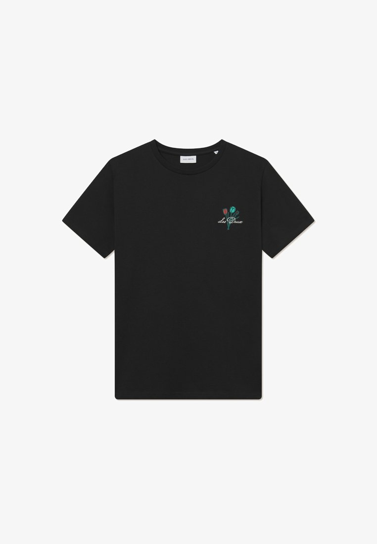Svart bomull t-skjorte med rund hals. Har fargerik blomsterbroderi på venstre bryst, som viser et rødt og grønt design.