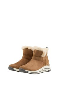 Bottines en daim marron avec un col en fausse fourrure, rembourrées pour le confort, avec une semelle intermédiaire blanche et une semelle extérieure en caoutchouc texturé pour l'adhérence.