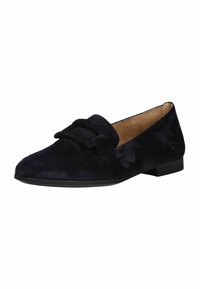 Mocasín de ante negro con punta redondeada, que presenta un adorno en forma de lazo en el empeine y un tacón bajo y rectangular. Forro interior suave.