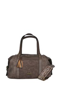 Bolsa de viaje de imitación de cuero marrón con diseño acolchado, herrajes dorados, correa desmontable con estampado y detalle de borlas. Dispone de asas superiores y un bolsillo con cremallera.