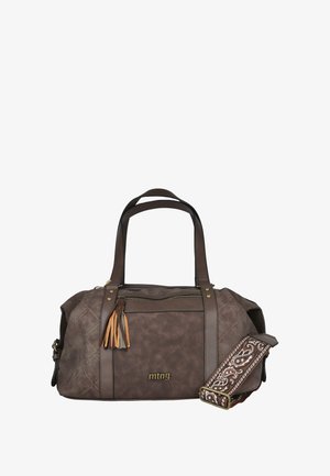 Bolsa de viaje de imitación de cuero marrón con diseño acolchado, herrajes dorados, correa desmontable con estampado y detalle de borlas. Dispone de asas superiores y un bolsillo con cremallera.