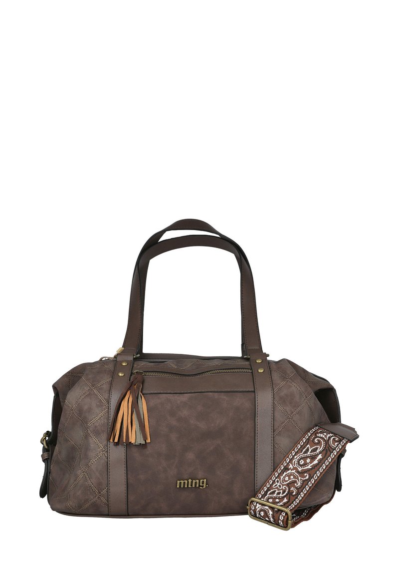 Bolsa de viaje de imitación de cuero marrón con diseño acolchado, herrajes dorados, correa desmontable con estampado y detalle de borlas. Dispone de asas superiores y un bolsillo con cremallera.