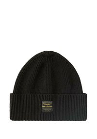 Zwarte gebreide beanie met een geribde textuur, voorzien van een omgeslagen rand en een rechthoekig etiket met gouden tekst aan één zijde.