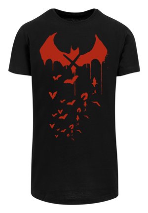 Juodas T-shirt su dideliu raudonu šikšnosparnio grafiku, papildytu purslų efektais ir keliais mažesniais šikšnosparniais, išryškinančiu drąsų dizainą.