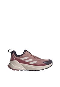 Scarpa da trekking rosa chiaro con accenti di rosa scuro e bianco. Presenta una tomaia testurizzata, una suola robusta e un'etichetta GORE-TEX per la impermeabilità.