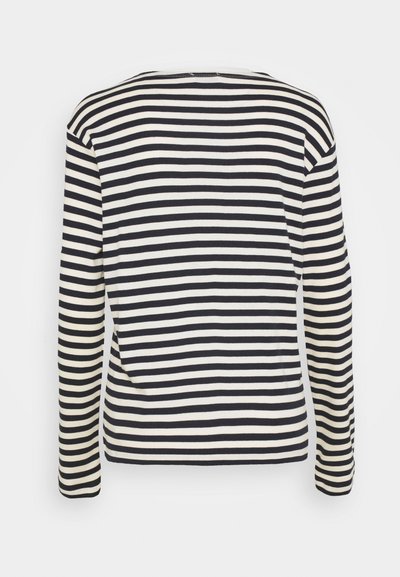 Chemise à manches longues à rayures noires et blanches. Elle présente un col rond et un tissu lisse et extensible. Aucun fermoir ni embellissement visibles.