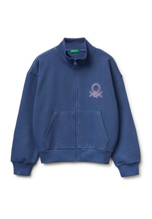 Niebieska bluza na suwak z prążkowanymi mankietami i ściągaczem, przednimi kieszeniami oraz różowym haftowanym logo na lewej piersi.